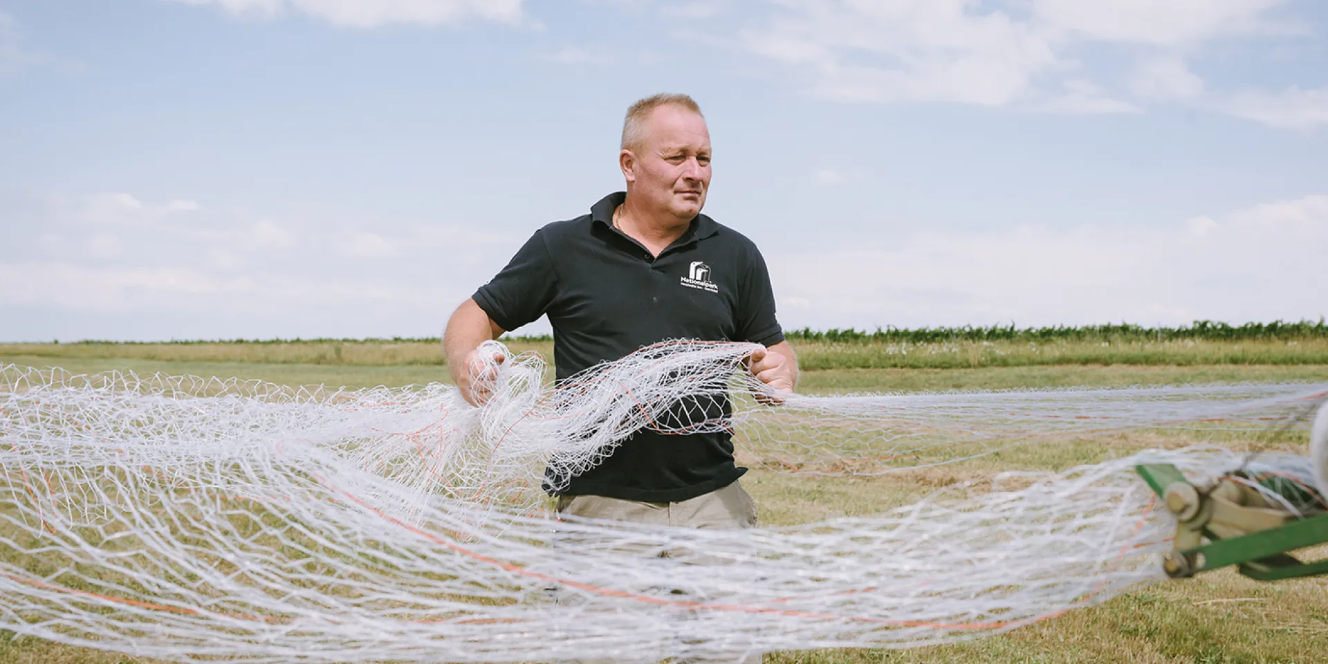 Ein Netz wird bei der Mahd ausgebreitet