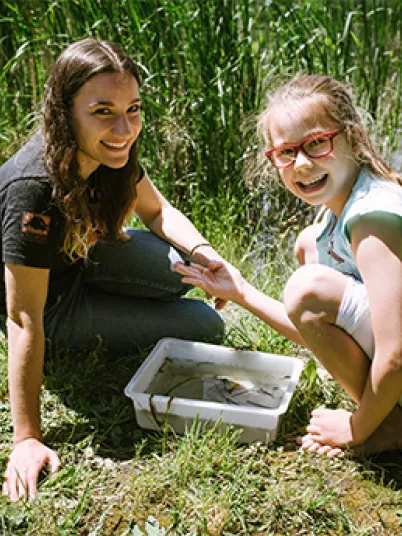 Junior Ranger, zwei Kinder beim Entdecken