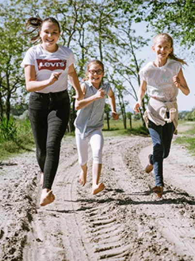 Kinder laufen am Sand